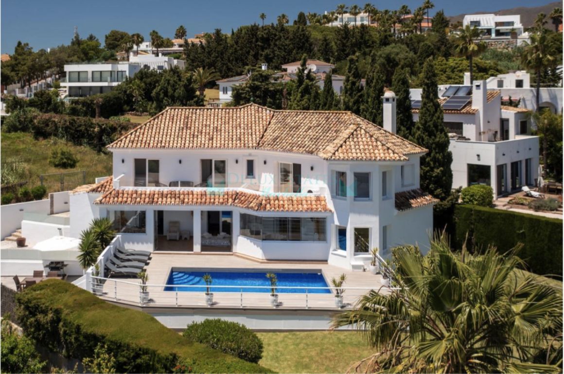 Stunning 6-Bedroom Contemporary Andalusian Villa with Private Pool & Sea Views