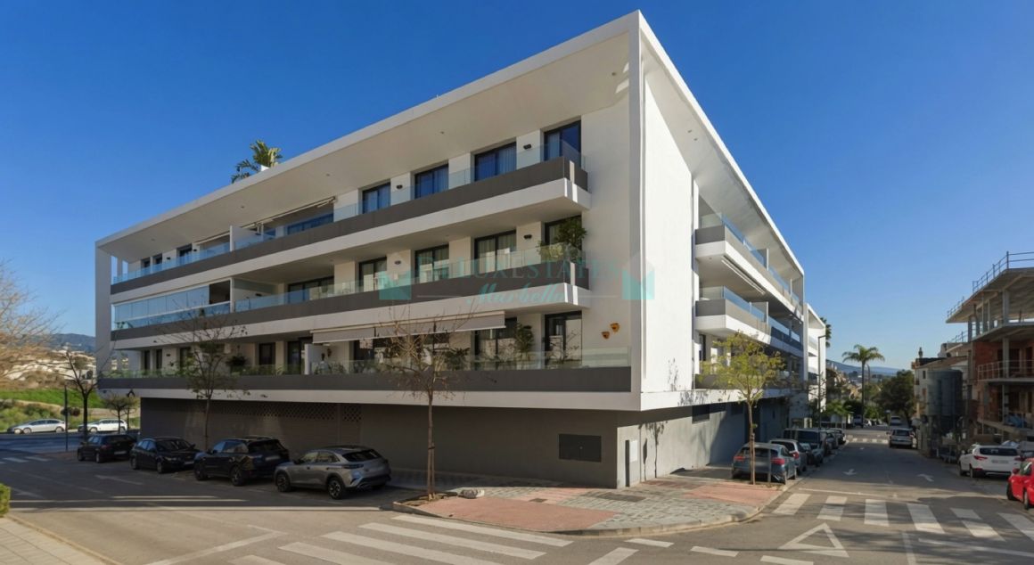 Bright Modern 2-Bedroom Apartment with 30 m² Terrace