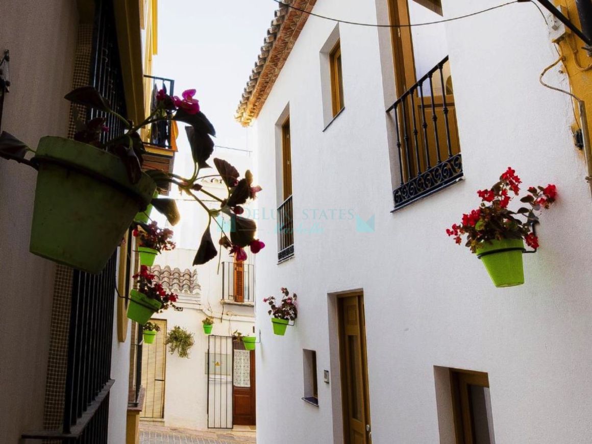 Bright 1-Bedroom Penthouse with Large Terrace Overlooking Estepona Old Town