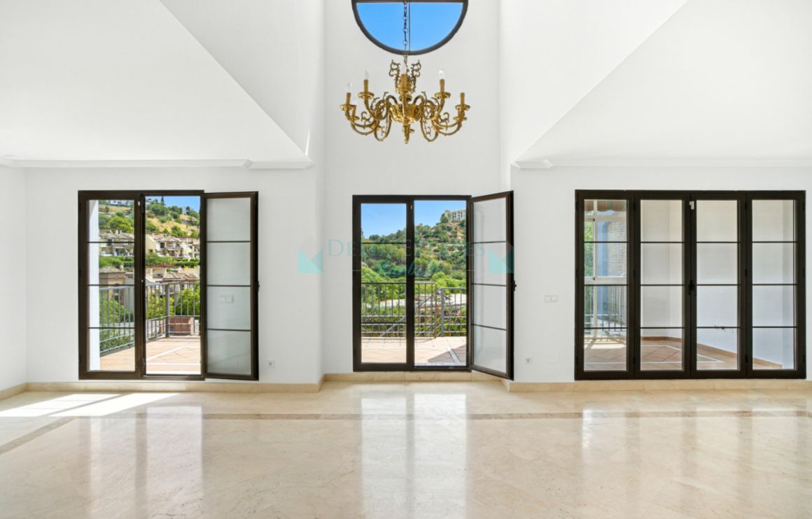 Elegant 4-Bedroom Corner Townhouse with Huge Potential
