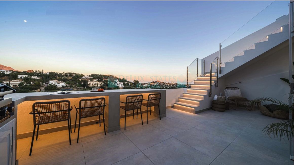 Impecable Ático de Esquina de 2 Dormitorios con Gran Terraza y Azotea Privada