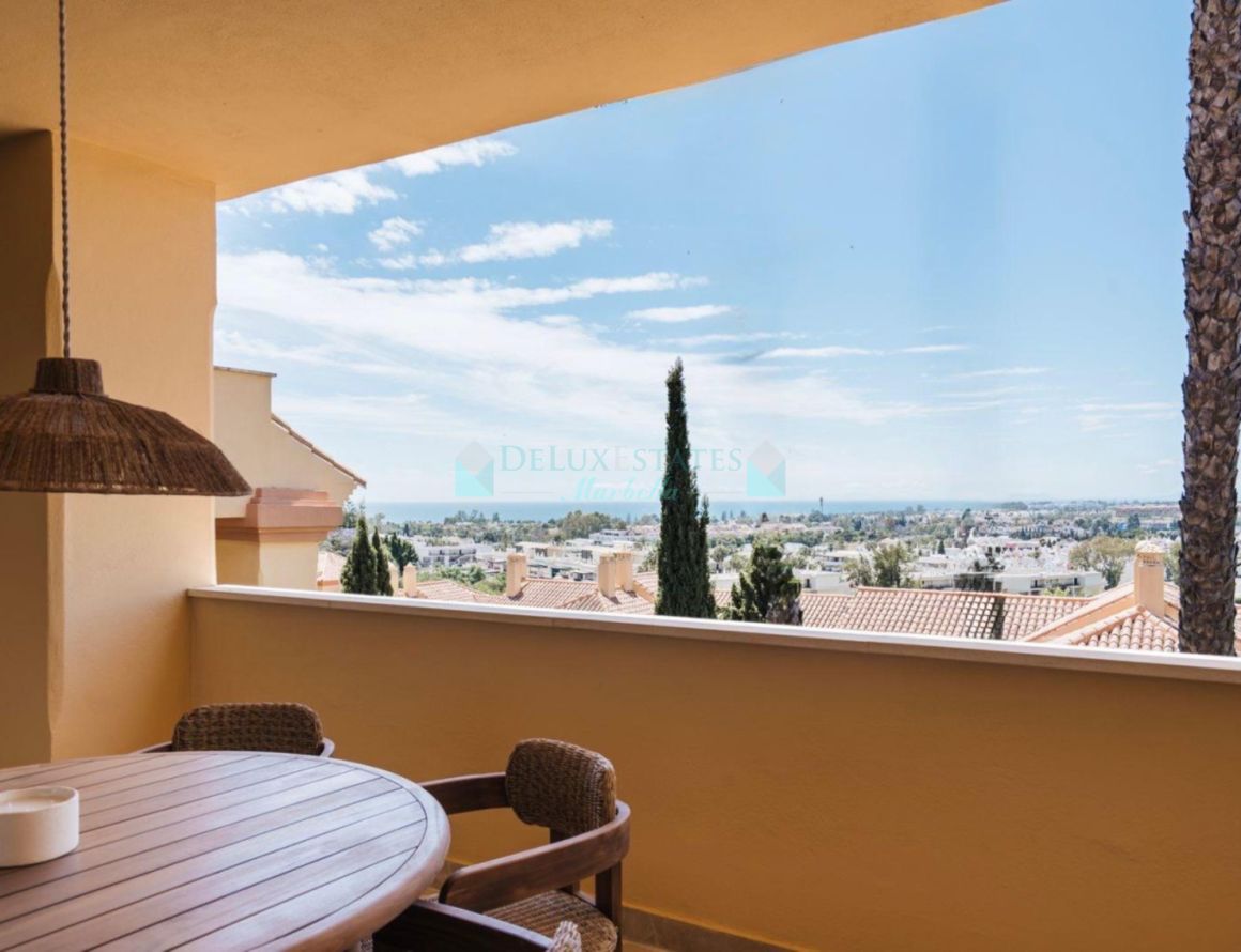 Apartment in Cumbres del Rodeo, Nueva Andalucia