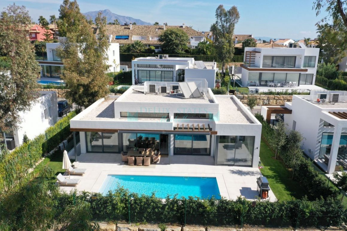 Villa for sale in  Atalaya, Estepona