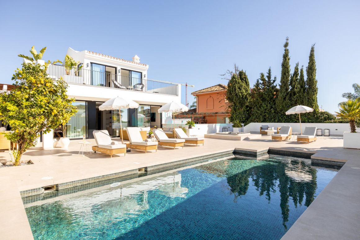 Villa for sale in  El Rosario, Marbella East