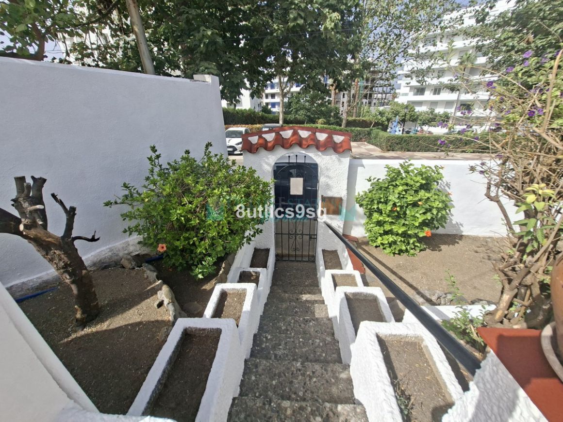 Villa for sale in  La Campana, Nueva Andalucia