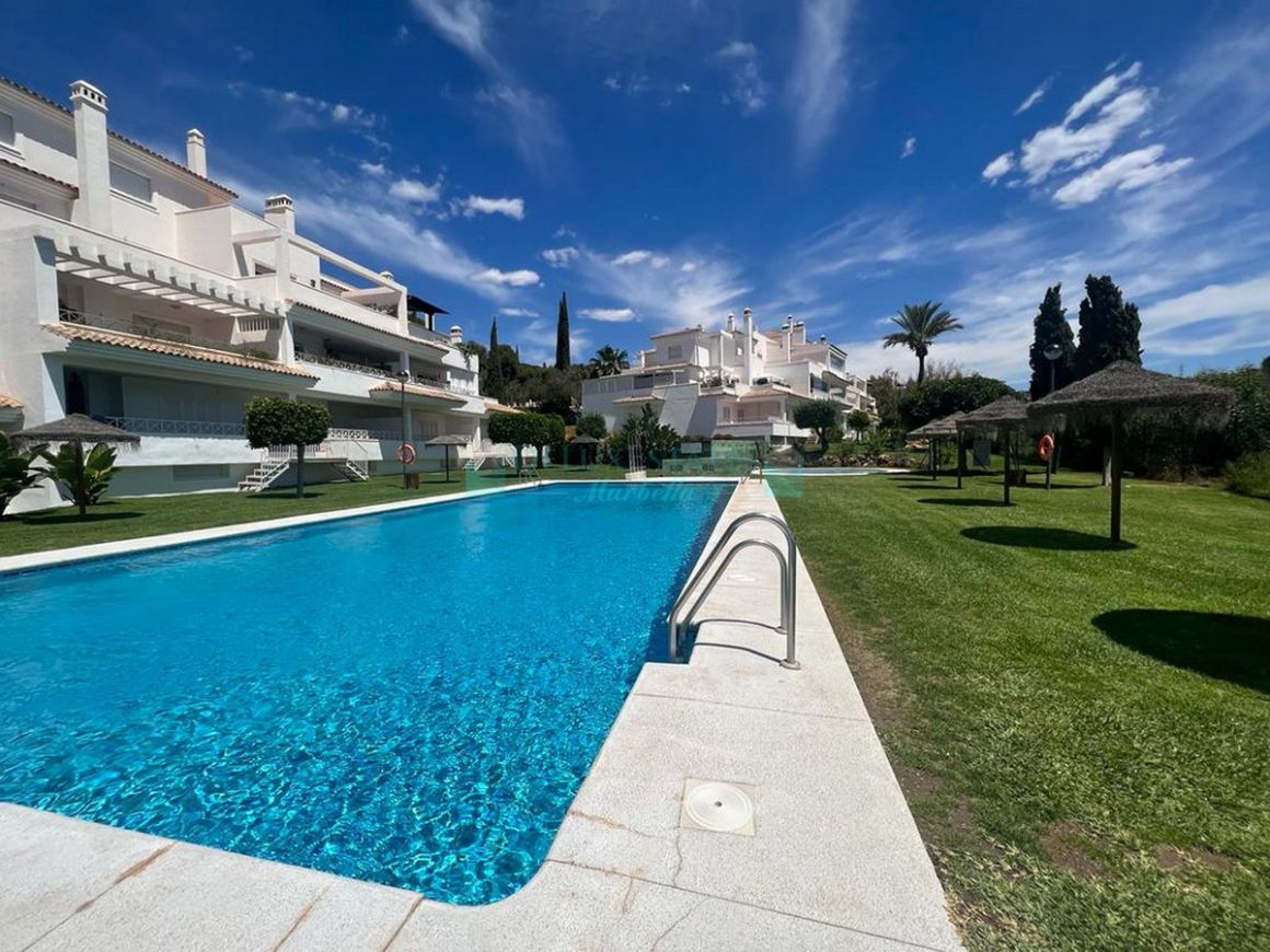Penthouse for sale in  Rio Real, Marbella East