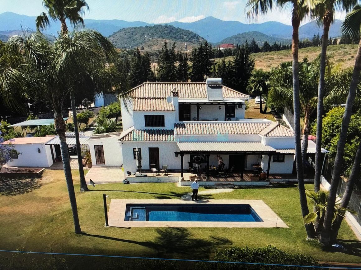 Finca for sale in Estepona