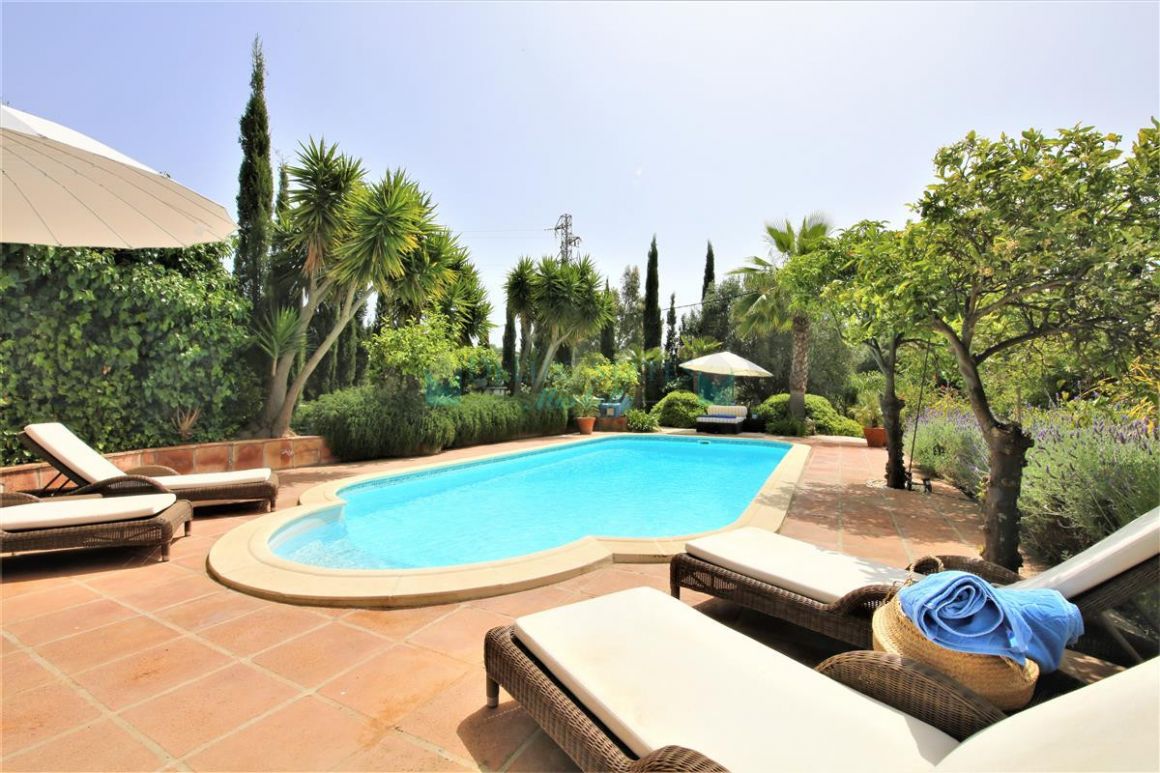 Finca for rent in Estepona