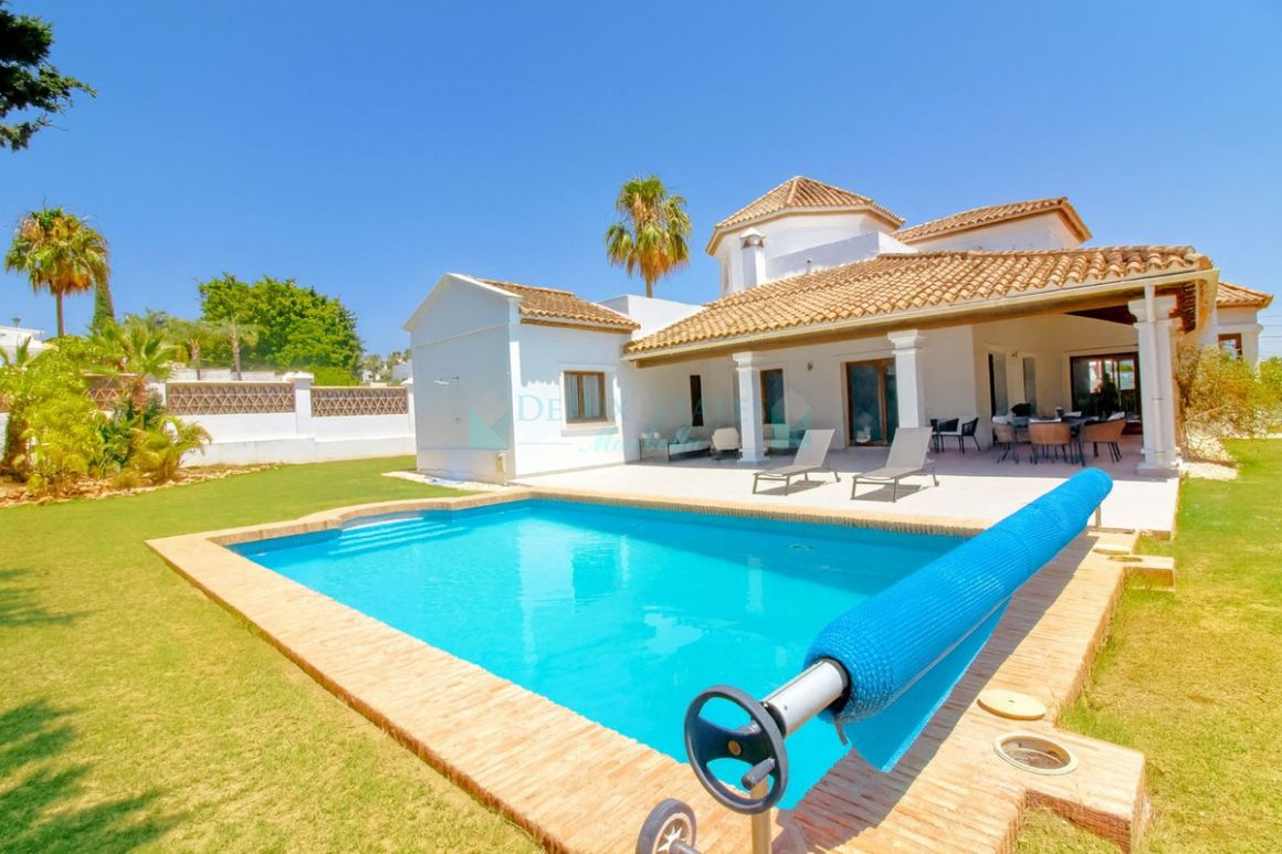 Villa for sale in  El Paraiso, Estepona