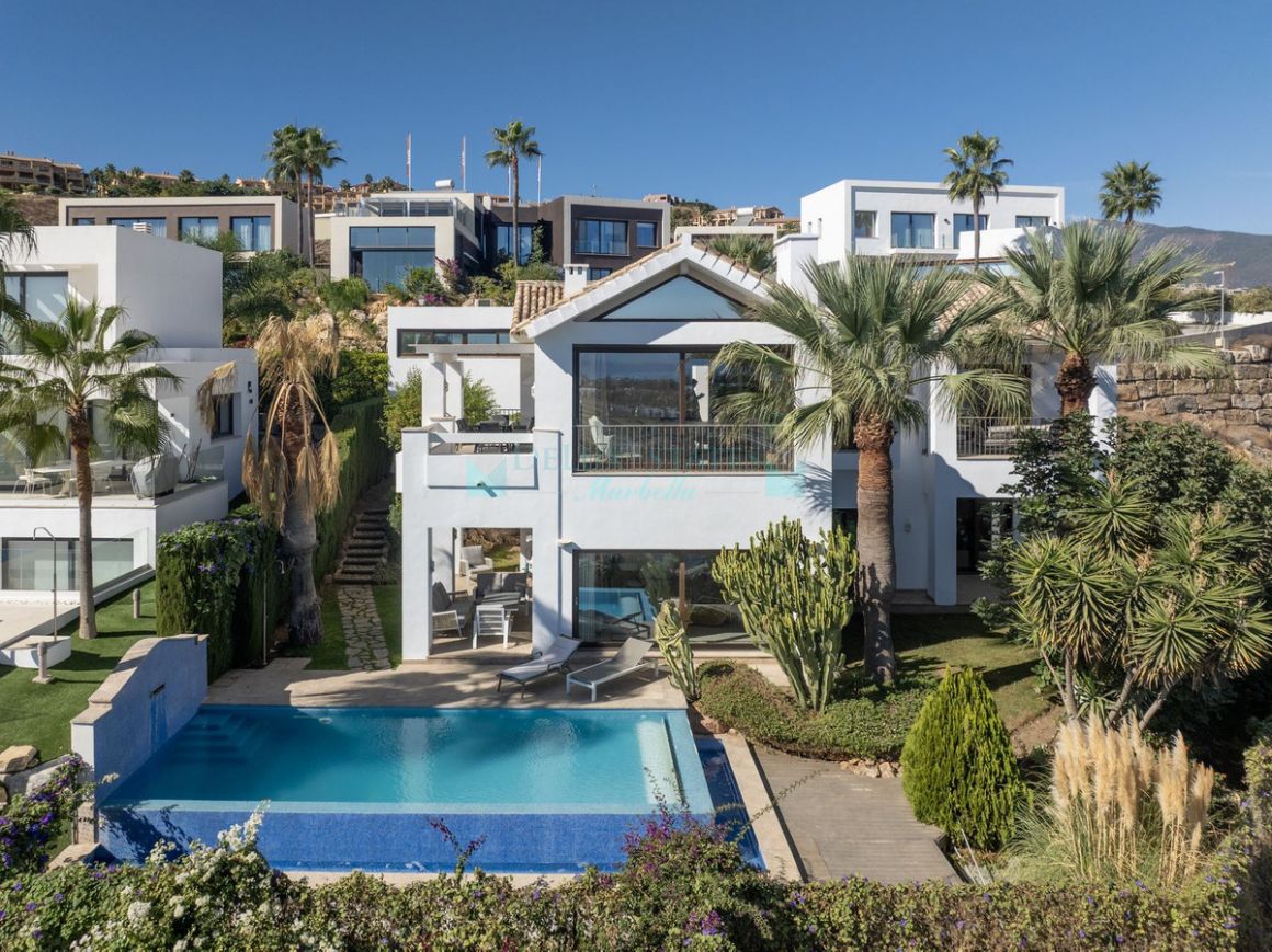 Villa for sale in  El Paraiso, Estepona