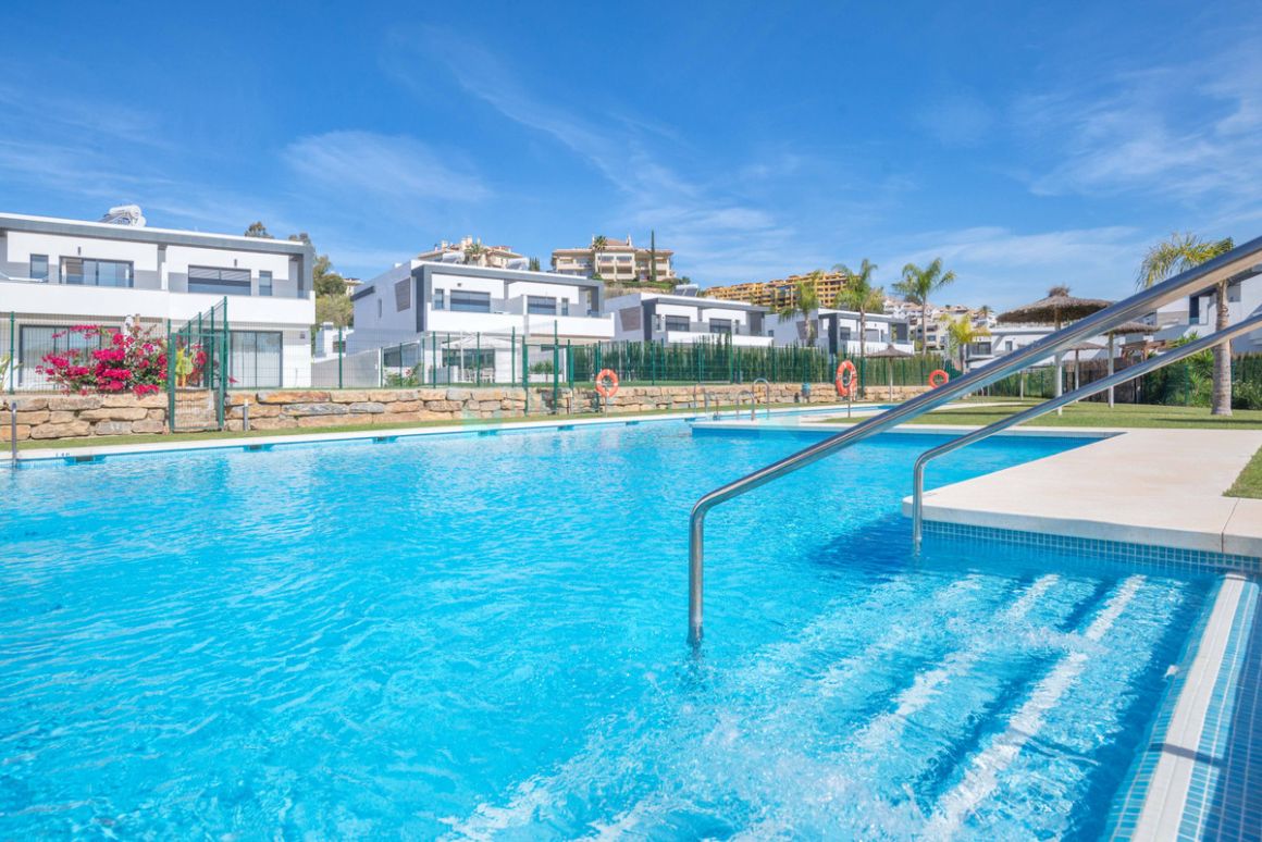 Villa Pareada en venta en  Selwo, Estepona