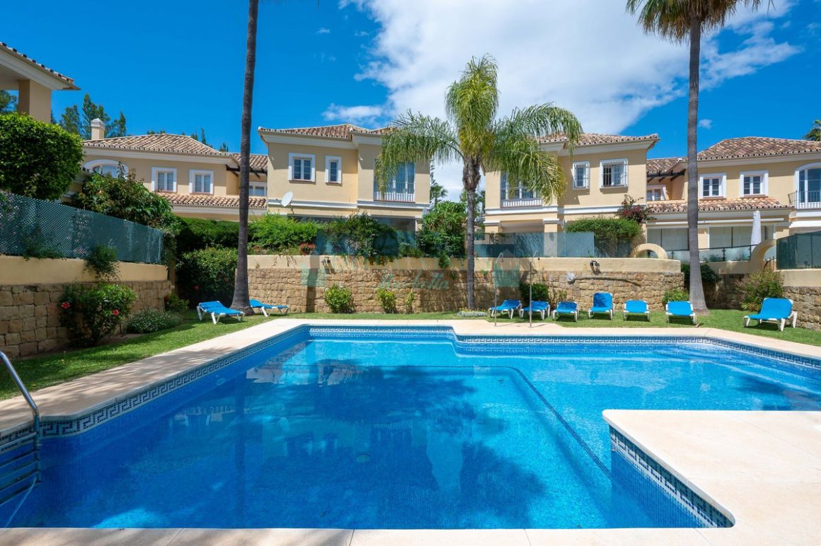 Villa Pareada en venta en  Elviria, Marbella Este