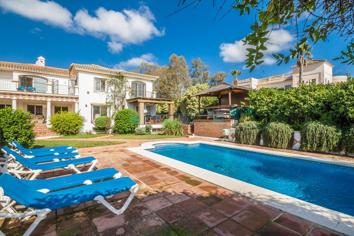 Villa en venta en  Elviria, Marbella Este