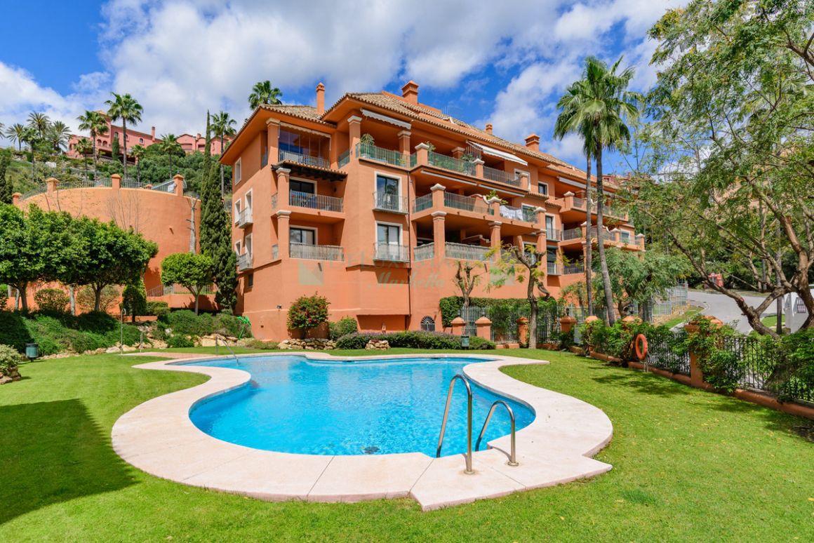 Apartamento Planta Baja en venta en  Monte Halcones, Benahavis