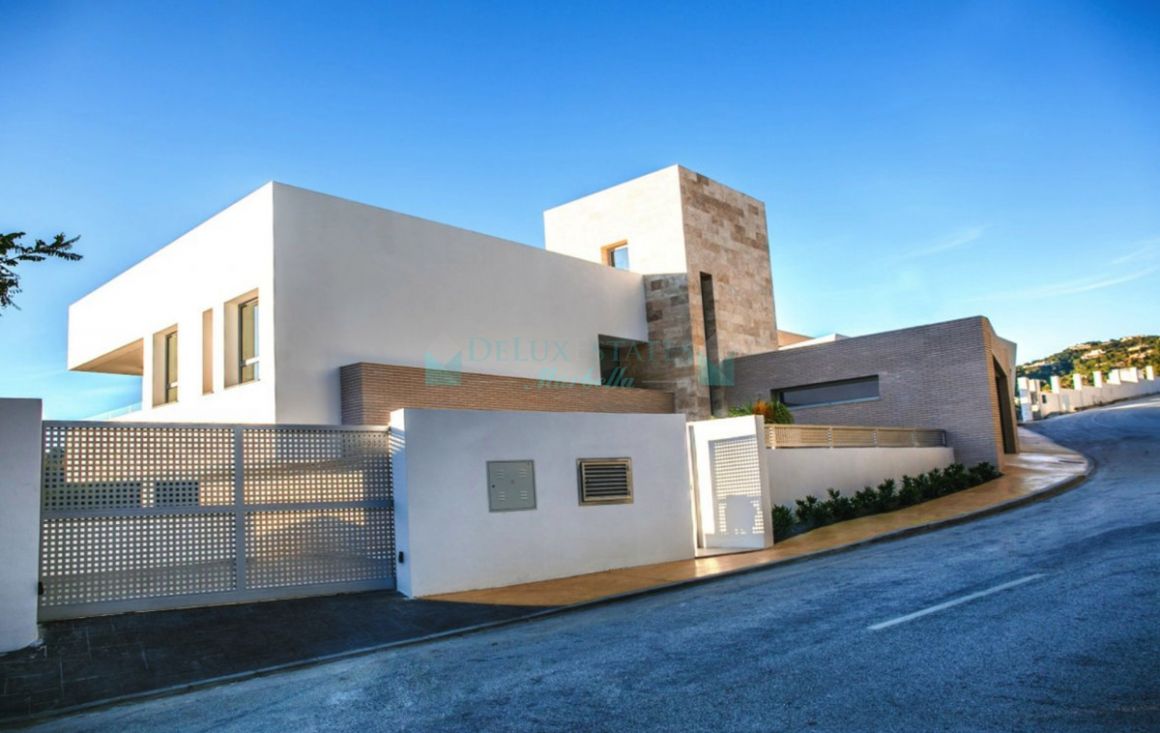Villa for sale in  Los Arqueros, Benahavis