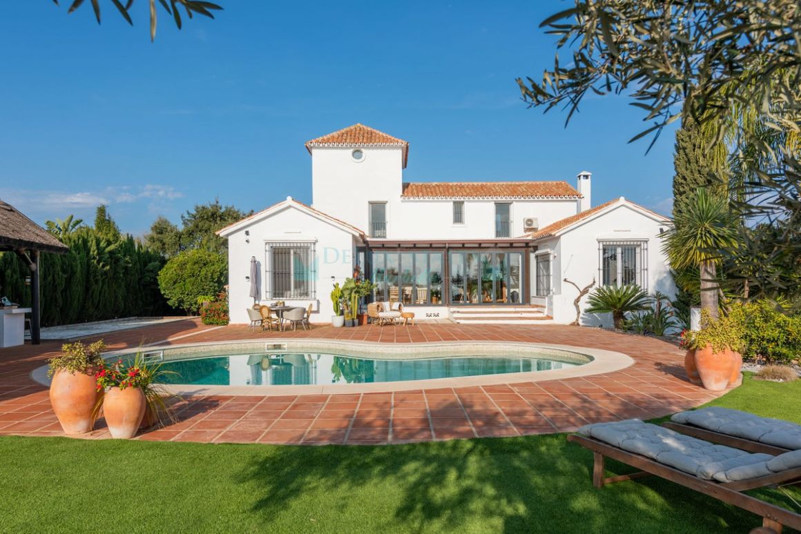 Villa for sale in  La Mairena, Marbella East