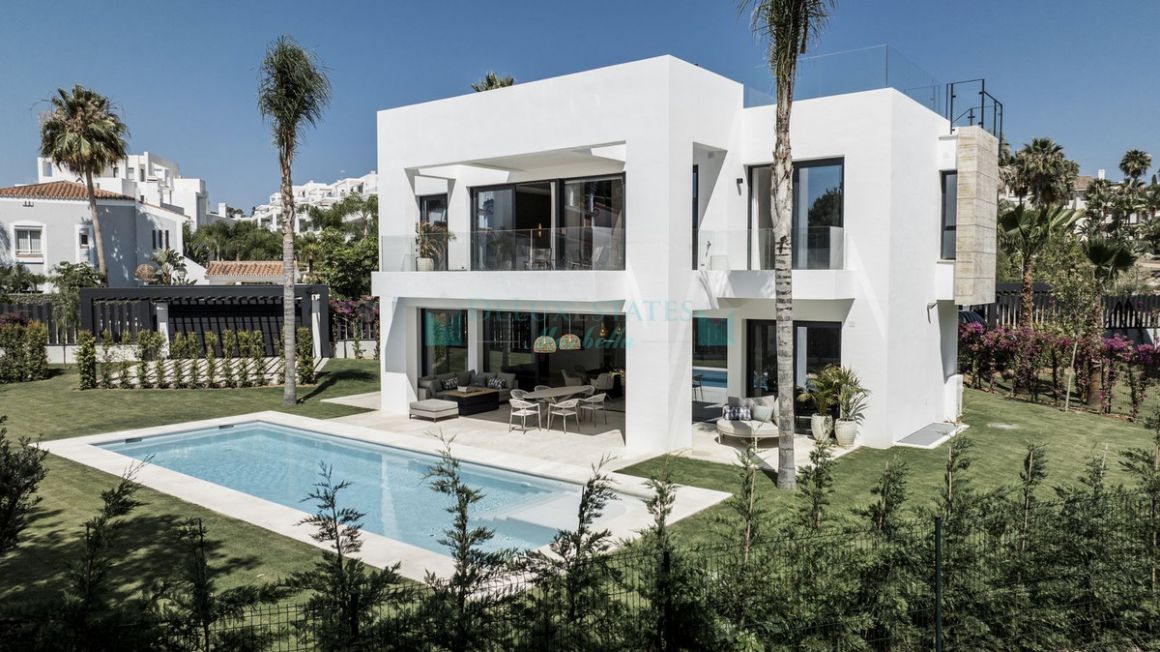 Villa for sale in  El Paraiso, Estepona