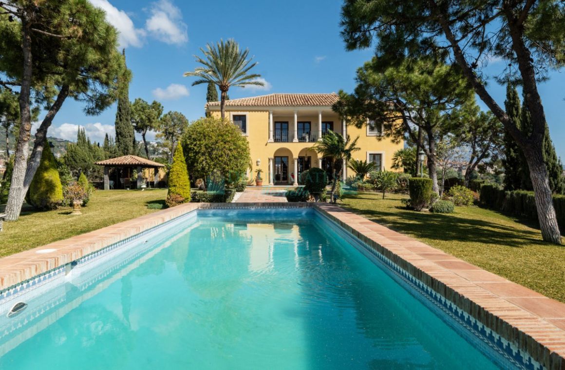 Villa for rent in  El Almendro, Benahavis