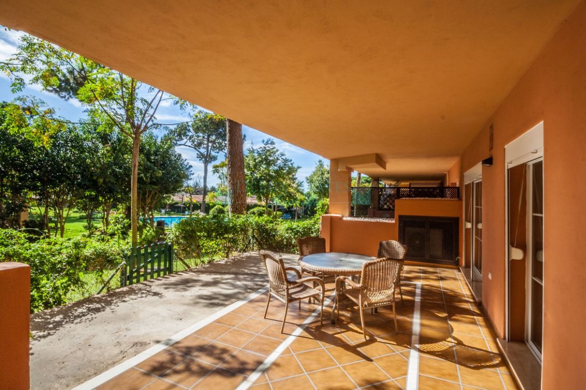 Apartamento Planta Baja en venta en  Elviria, Marbella Este