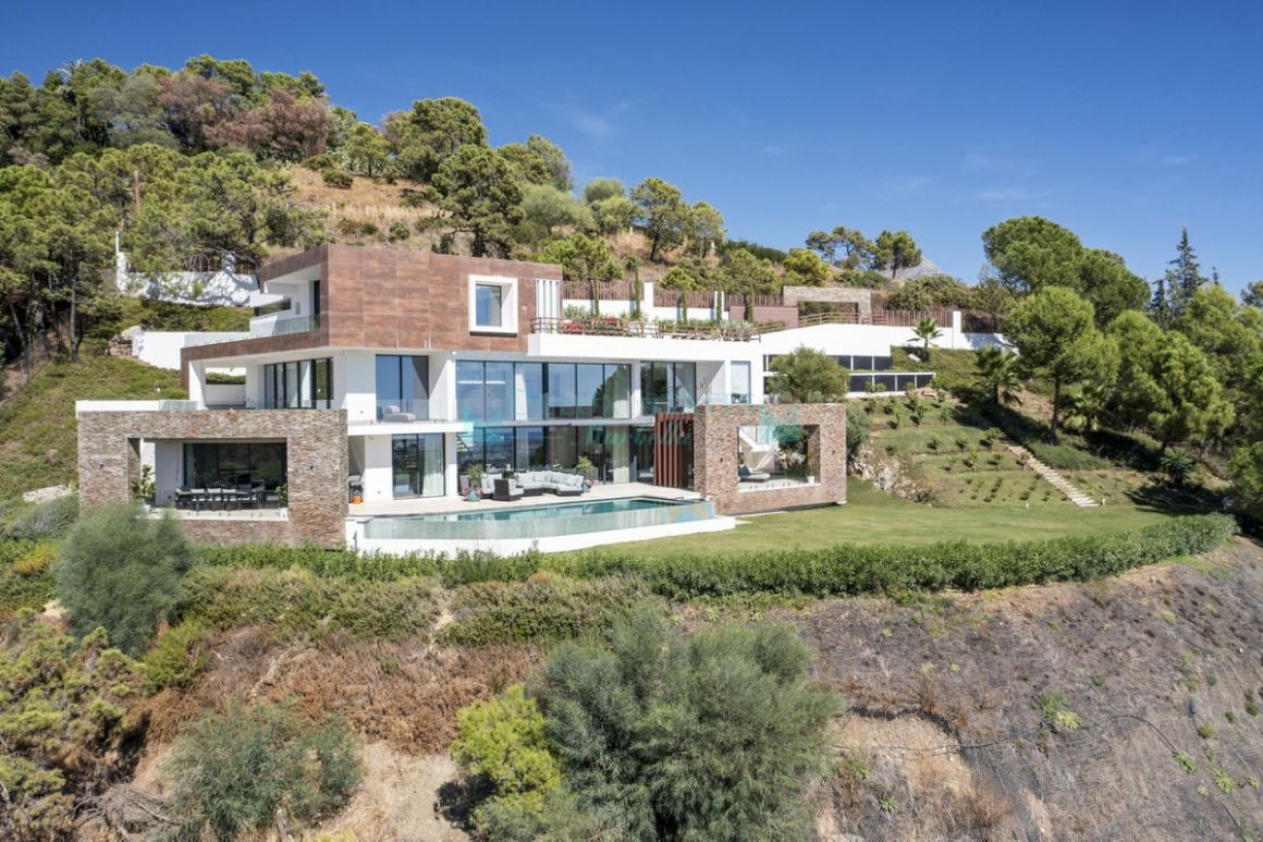 Villa for rent in  El Madroñal, Benahavis