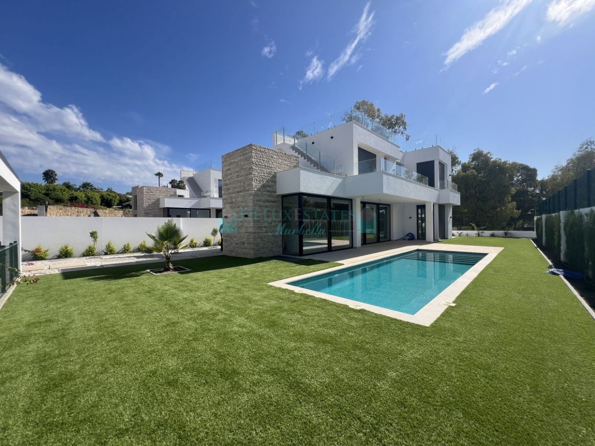 Villa for sale in  Atalaya, Estepona