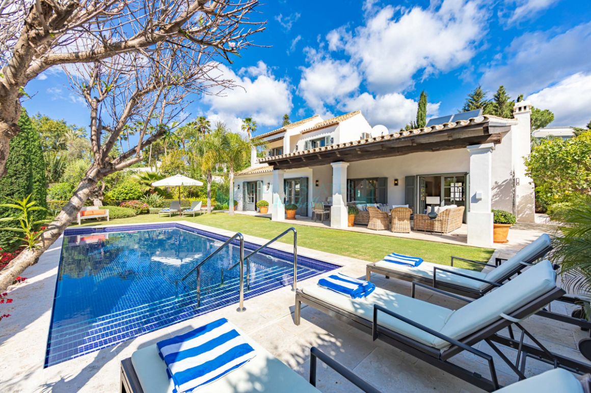 Villa for sale in  El Paraiso, Estepona