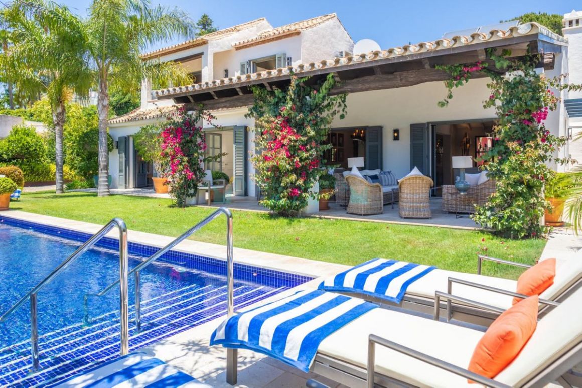 Villa en venta en  El Paraiso, Estepona