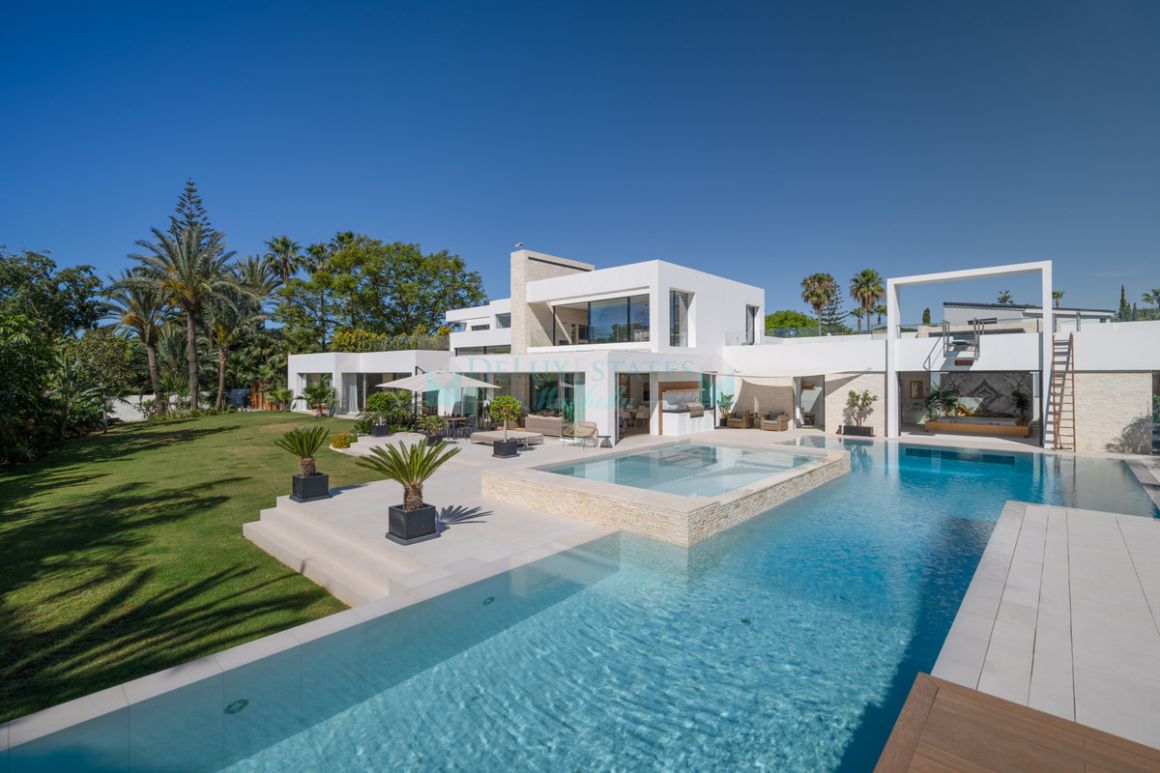 Villa for rent in  El Paraiso, Estepona
