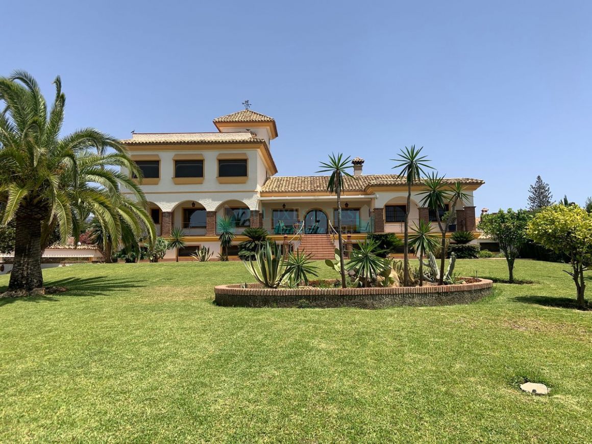 Villa for rent in  Costabella, Marbella East