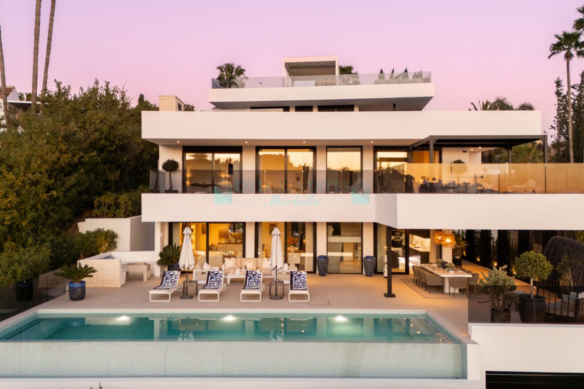 Villa for sale in Nueva Andalucia