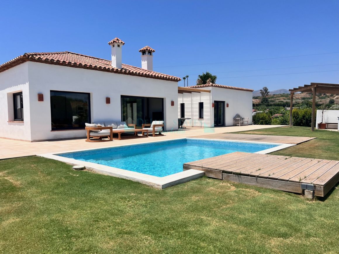 Villa for sale in Estepona