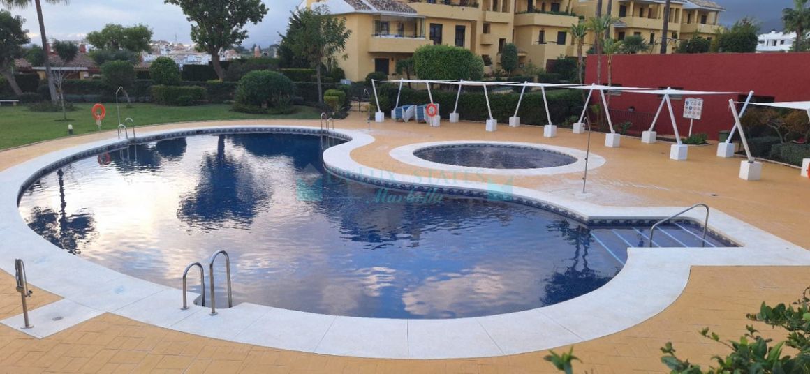 Apartamento Planta Baja en venta en  Atalaya, Estepona