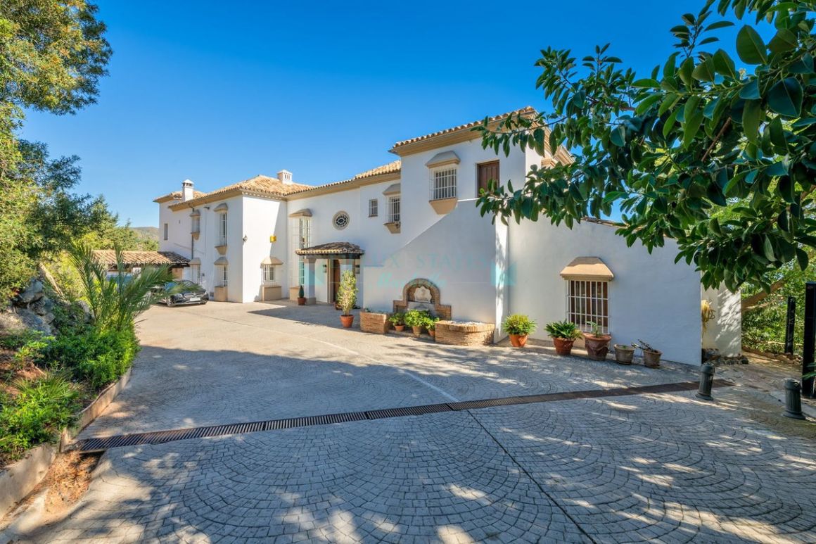 Villa for rent in  El Madroñal, Benahavis