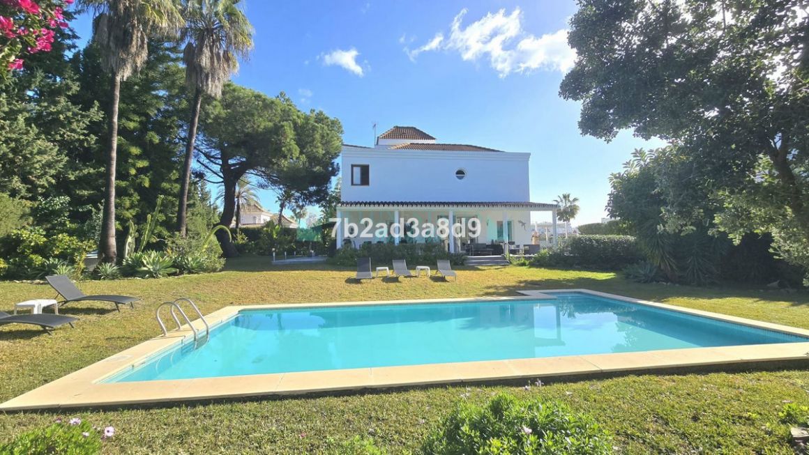 Villa en venta en Nueva Andalucia