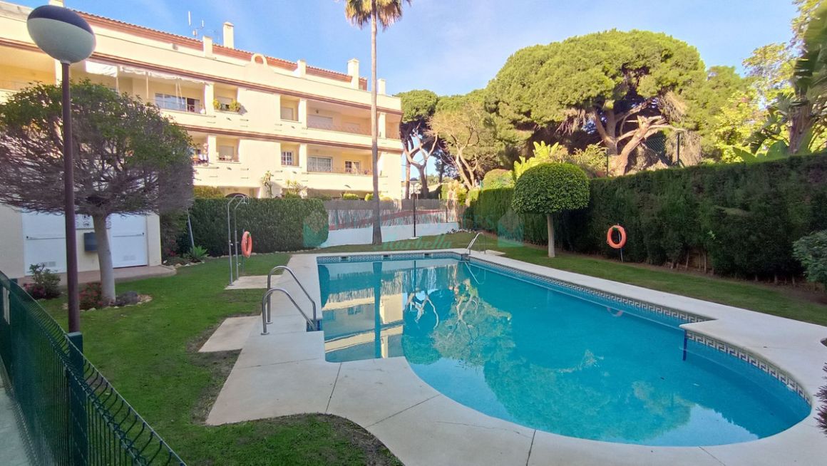 Apartamento Planta Baja en venta en  Elviria, Marbella Este