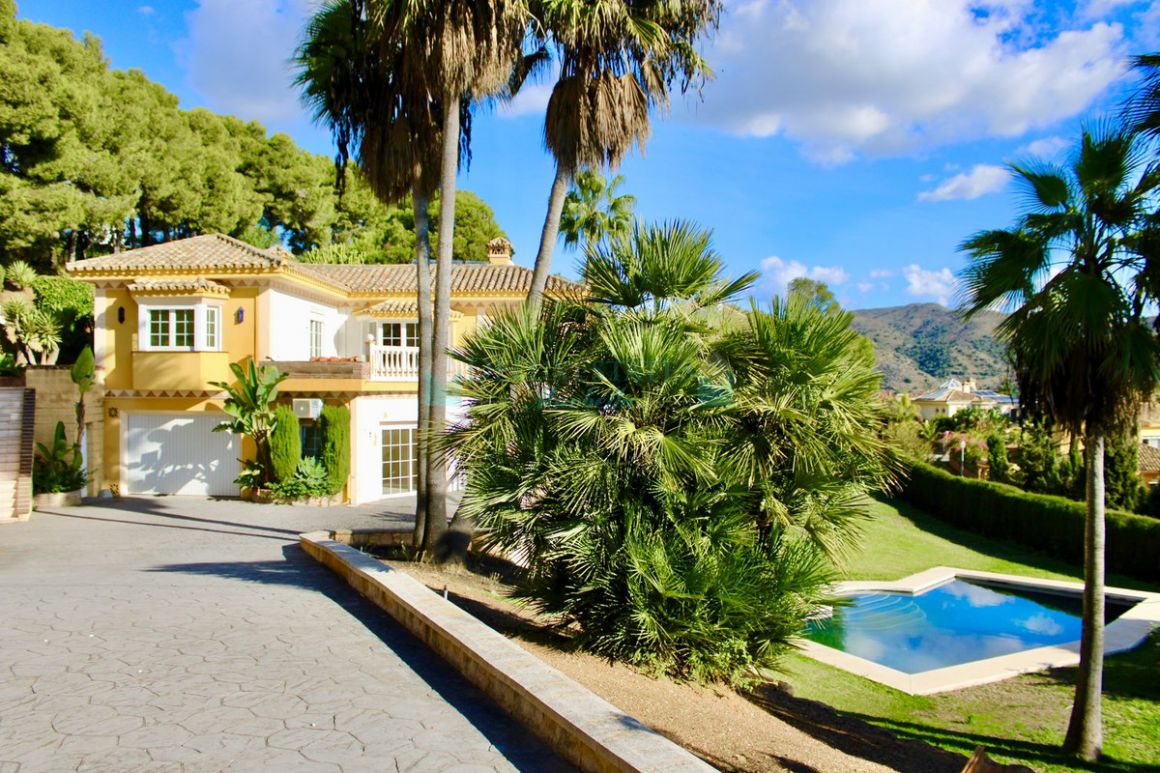 Villa for sale in  Hacienda las Chapas, Marbella East