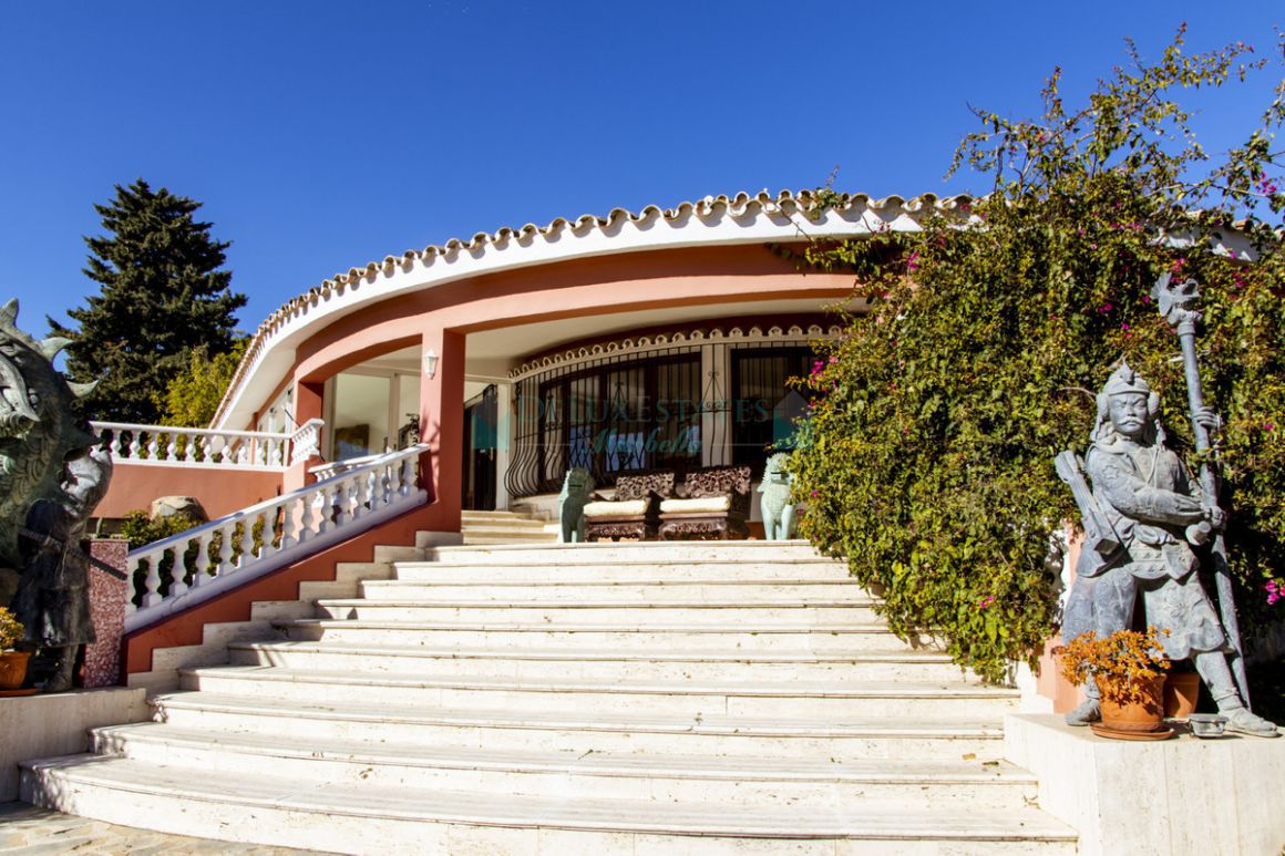 Villa for sale in Estepona