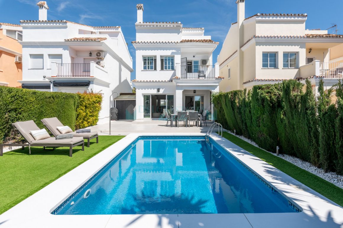 Villa for sale in  Bel Air, Estepona