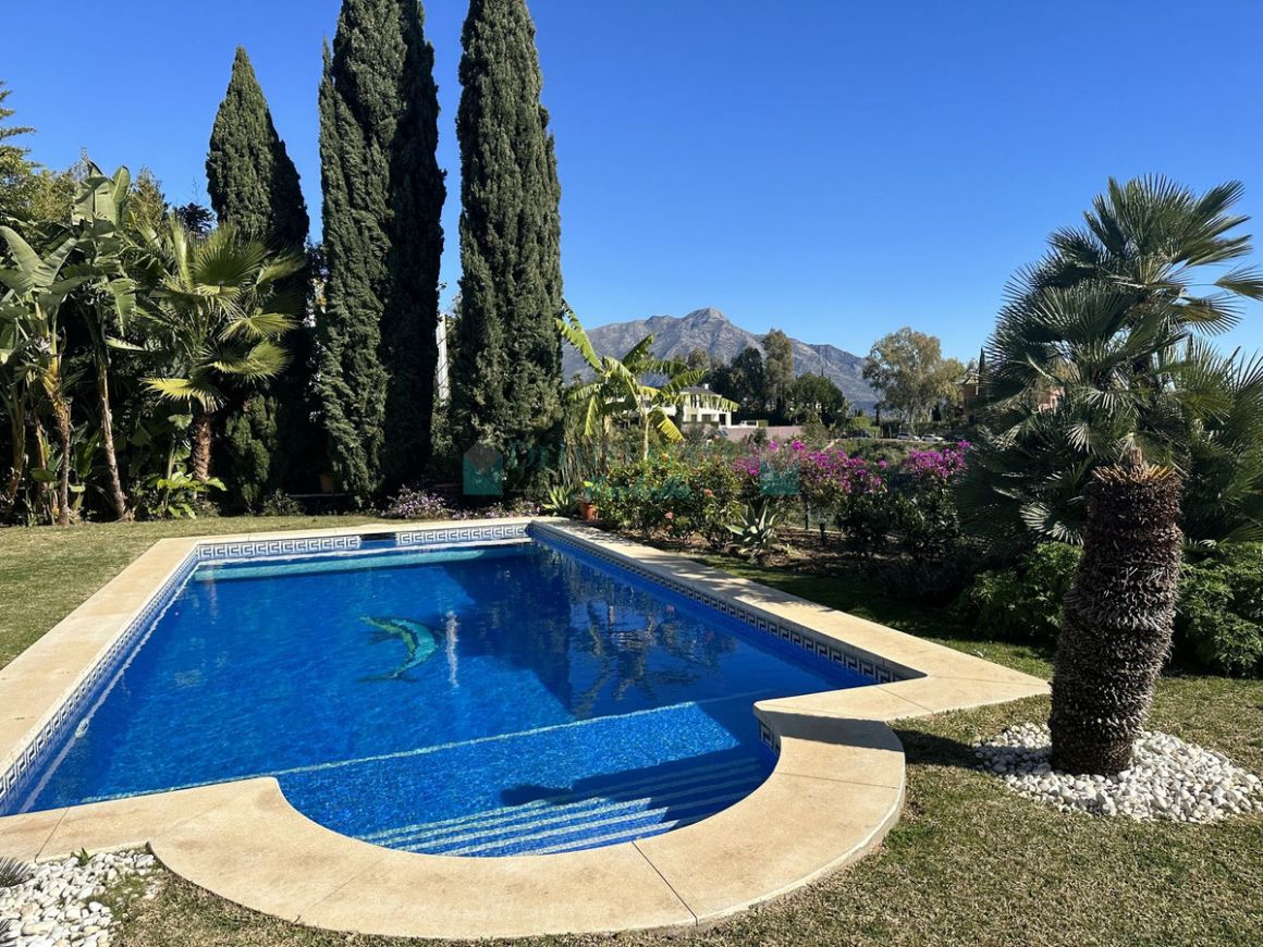 Villa for sale in  Monte Halcones, Benahavis