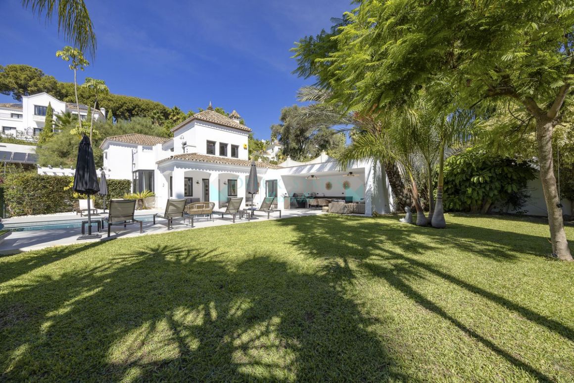 Villa for sale in  El Paraiso, Estepona