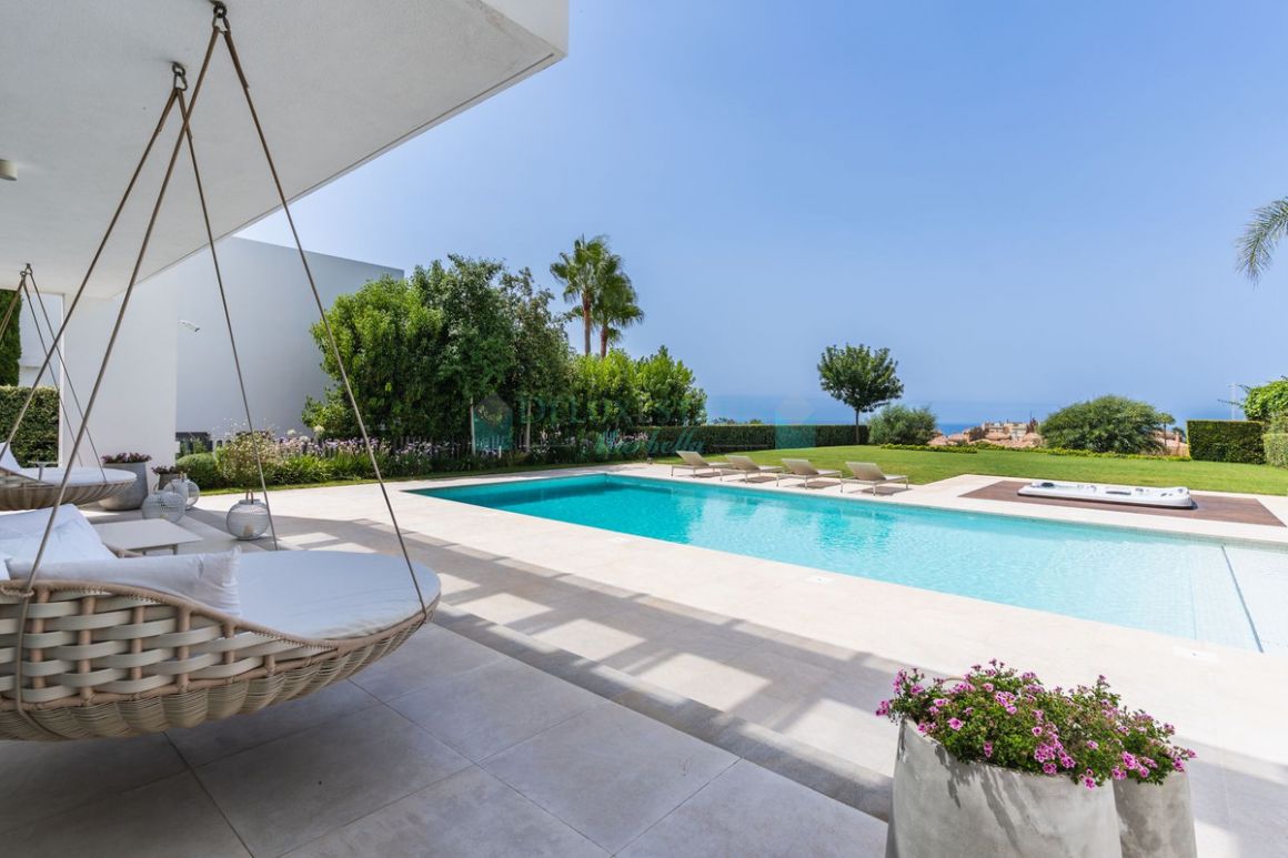 Villa for sale in  Santa Clara, Marbella East