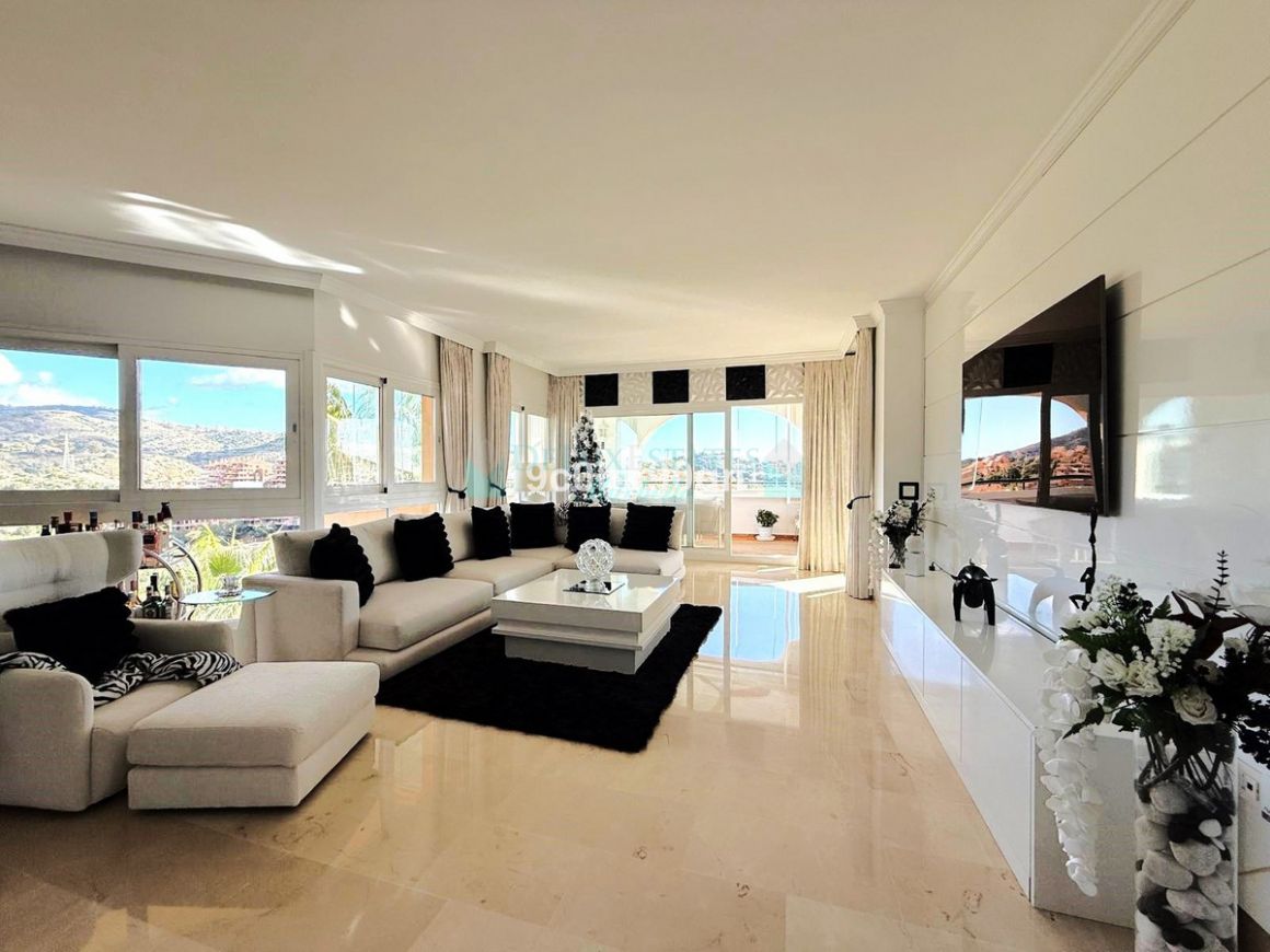 Penthouse for sale in  Elviria, Marbella East