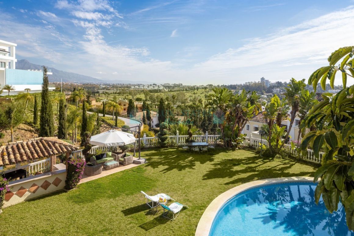Villa for sale in  El Paraiso, Estepona
