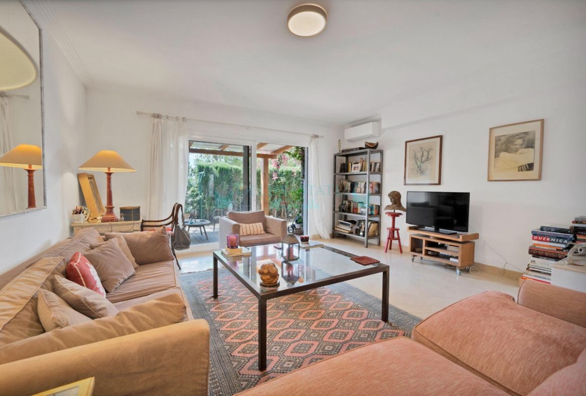 Villa Pareada en venta en  Nagüeles, Marbella Golden Mile