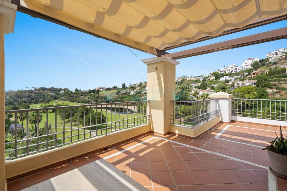 Penthouse for sale in  Los Arqueros, Benahavis