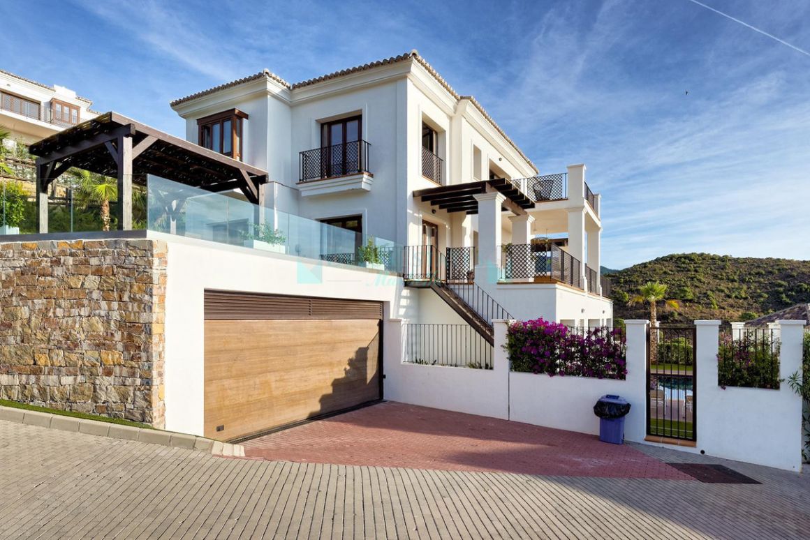 Villa for sale in Benahavis