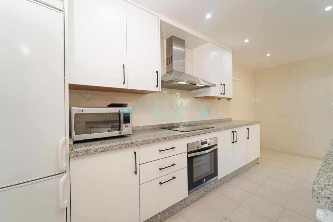 Penthouse for sale in  Elviria, Marbella East