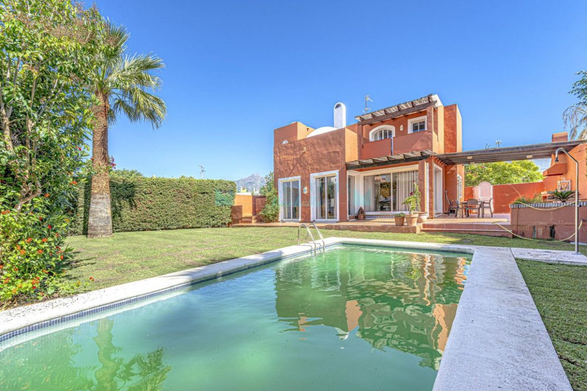 Villa for sale in Nueva Andalucia