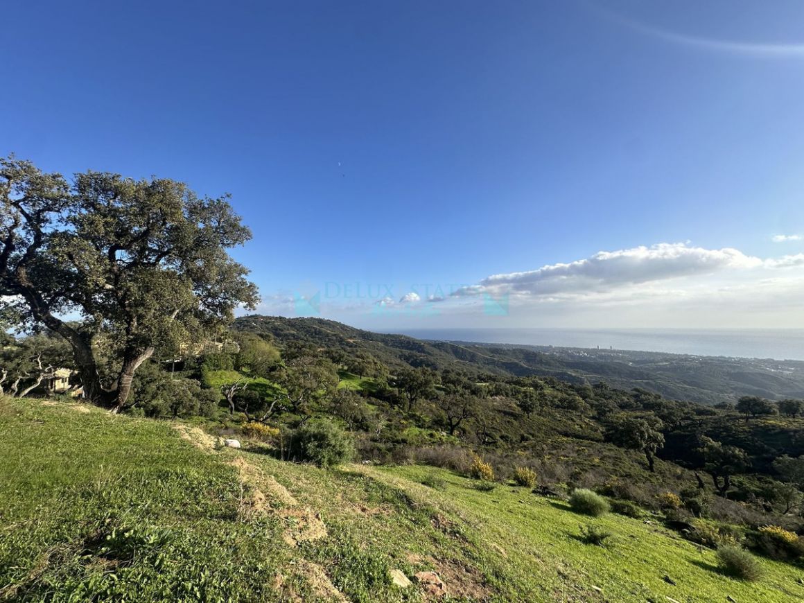 Plot in La Mairena, Marbella East