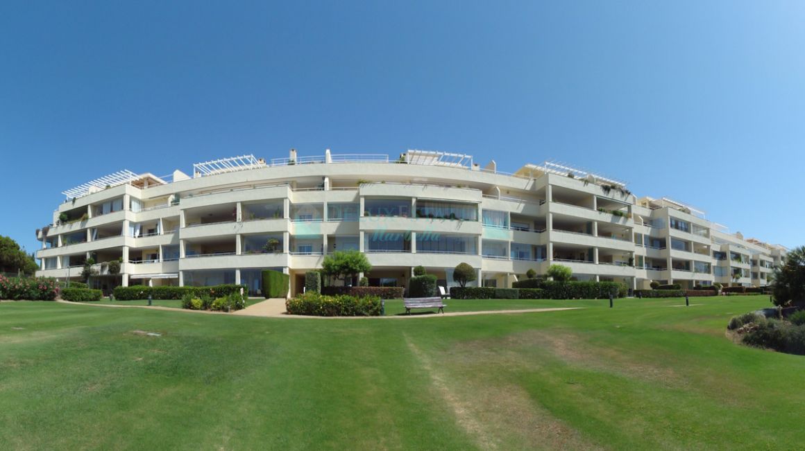 Penthouse for rent in  Cabopino, Marbella East